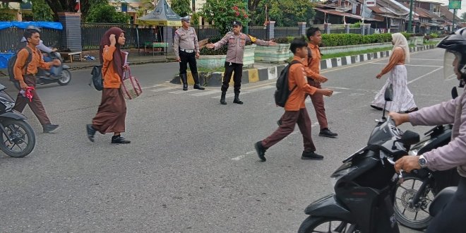 Personel Polsek Babussalam Laksanakan Giat Strong Point di Depan Sekolah untuk Wujudkan Kamseltibcarlantas di Pagi Hari