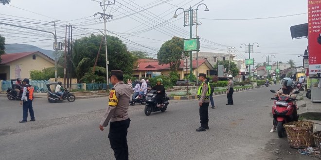 Personel Polsek Babussalam Laksanakan Giat Strong Point, Wujud Kehadiran Polri dalam Mengamankan Aktivitas Lalu Lintas Masyarakat