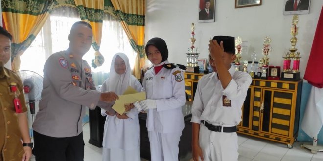 Kasat Binmas Polres Aceh Tenggara Gelar Saweu Sikula di SMA Negeri 1 Badar, Bagikan Sarana Kontak kepada Siswa