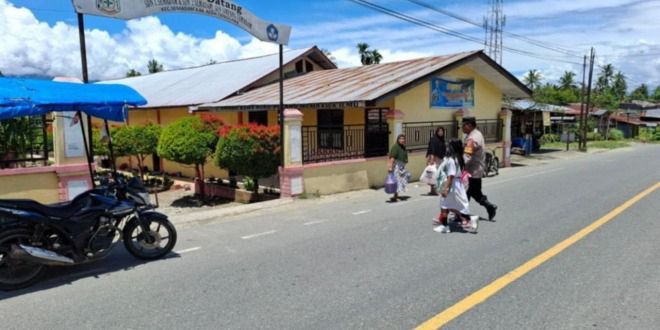 Personel Polsek Bambel Bantu Anak Sekolah SD Seberangi Jalan pada Jam Pergi dan Pulang Sekolah