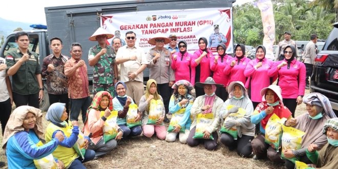 Bupati Aceh Tenggara bersama Kapolres Aceh Tenggara membagikan beras geratis dari beras SPHP kepada kelompok tani