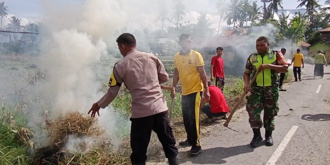 Polsek Lawe Alas Gelar Gotong Royong Jum’at Bersih di Desa Kuta Batu Baru