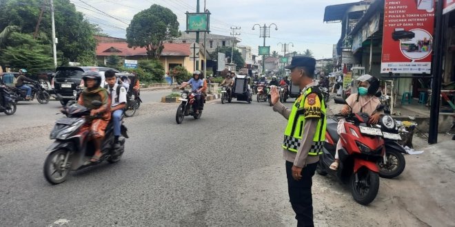 Polsek Babussalam Laksanakan Giat Strong Point, Tertibkan Arus Lalu Lintas di Depan SMPN 1 dan SMPN 2 Kutacane