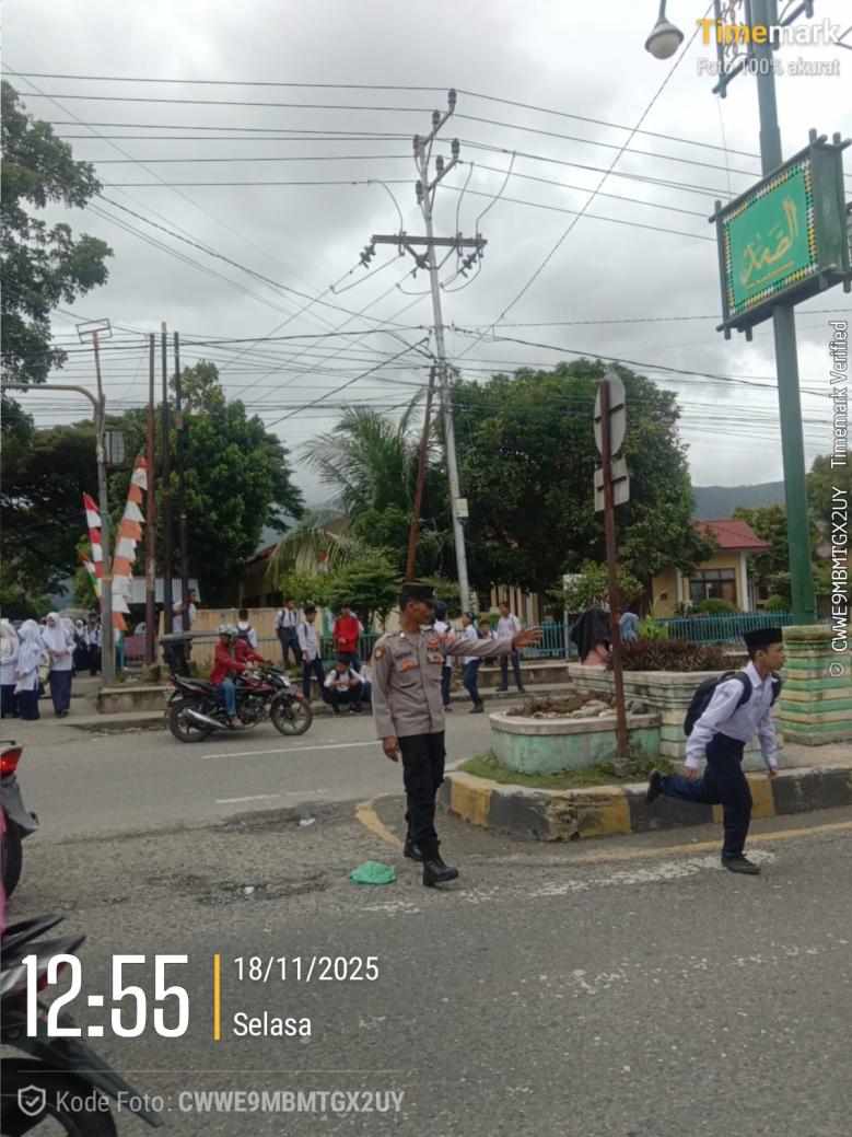 Personel Polsek Babussalam Gelar Strong Point, Bantu Anak Sekolah Menyebrang Demi Keamanan Lalu Lintas