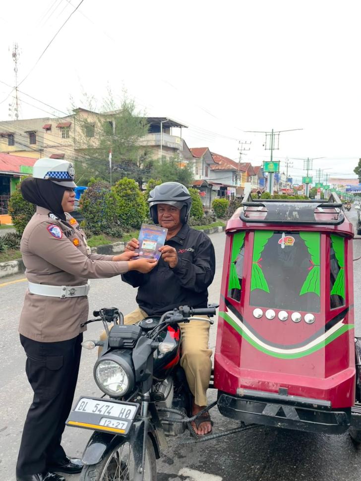 Sat Lantas Polres Aceh Tenggara Gelar “Polantas Menyapa”, Edukasi dan Bagikan Brosur Keselamatan dalam Rangka Operasi Zebra Seulawah 2025