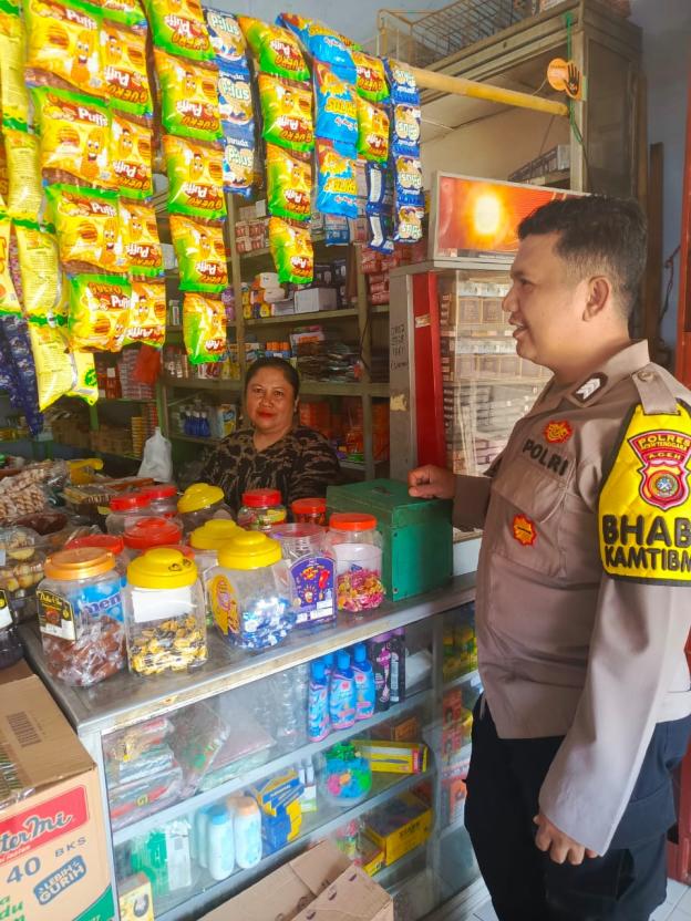 Bhabinkamtibmas Polsek Semadam Lakukan Sambang Desa Door to Door, Dekatkan Pelayanan Kepolisian kepada Warga