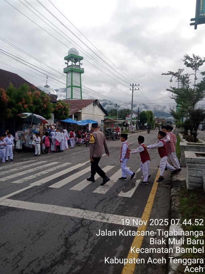 Personel Polsek Bambel Berikan Pelayanan Prima: Bantu Anak Sekolah Menyeberang dan Warga Beraktivitas di Pagi Hari