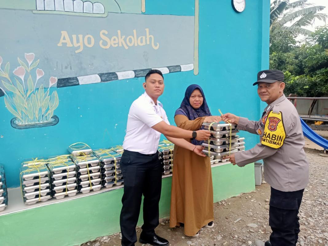Personel Polsek Bambel Tinjau Langsung Penyerahan Makanan Bergizi di Kecamatan Bambel dan Lawe Sumur