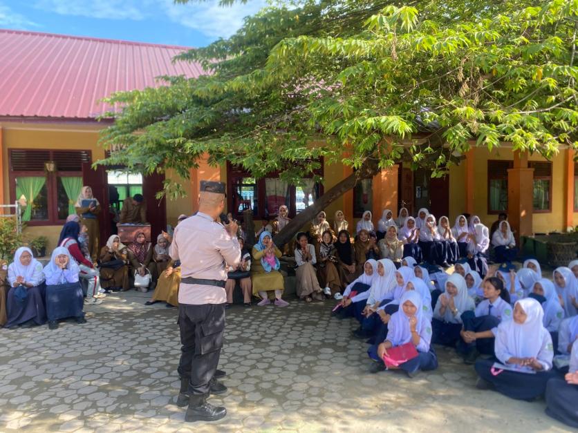 Sat Binmas Polres Aceh Tenggara Gencarkan Program “Saweu Sikula” di SMP Negeri 1 Kutacane untuk Bentuk Generasi Muda Berkarakter