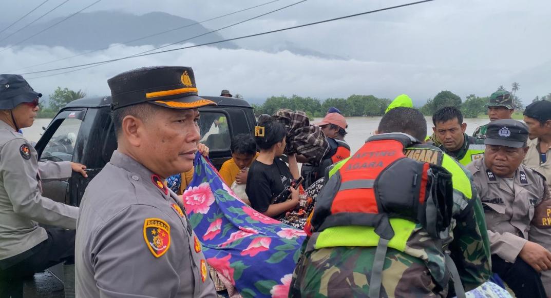 Sigap dan Humanis, Polres Aceh Tenggara Evakuasi Warga Terjebak Banjir di Lawe Kinga Lapter