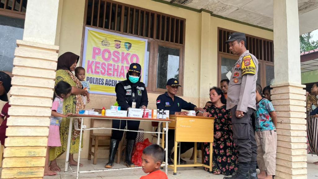 Banjir Melanda, Sidokkes Polres Aceh Tenggara Hadir Beri Layanan Kesehatan Gratis di Pengungsian