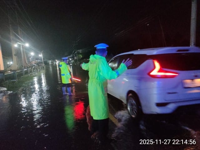 Polres Aceh Tenggara Lakukan Pengamanan Lalu Lintas di Lokasi Banjir Bandang untuk Jaga Kelancaran Arus Kendaraan