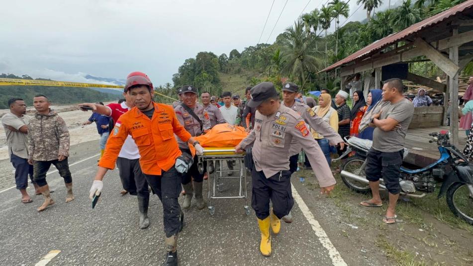 Tiga Jembatan Putus, Dua Jalan Utama Lumpuh, Polres Aceh Tenggara Fokus Evakuasi Warga di 14 Kecamatan Terendam Banjir