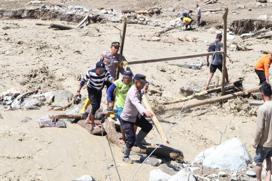 Akses Terputus! Polres Aceh Tenggara Turun Tangan Bantu Warga Seberangi Sungai