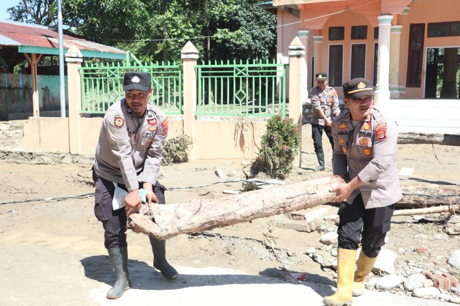 Polres Aceh Tenggara Lakukan Kurve, Bersihkan Masjid, Rumah Warga, dan Jalan Pasca Banjir Bandang