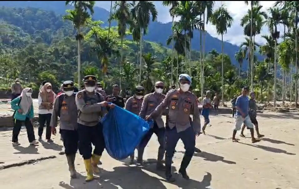 Polres Aceh Tenggara  Evakuasi Temuan Mayat di Sungai Alas Desa Aunan Sepakat Akibat Banjir dan Longsor
