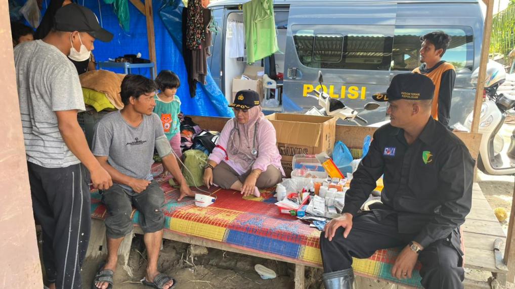 Kasi Dokkes Polres Aceh Tenggara Gelar Bakti Kesehatan untuk Warga Terdampak Banjir di Desa Leuser, Ketambe