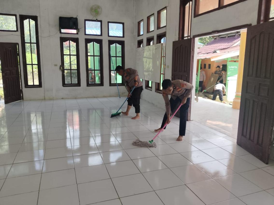 Pasca Banjir, Personel Polres Aceh Tenggara Lakukan Kerja Bakti Bersihkan Masjid di Desa Bener Mepapah dan Aunan Sepakat