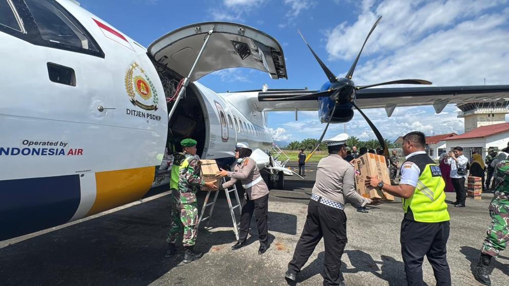 Sat Lantas Polres Aceh Tenggara Lakukan Pengamanan dan Pengawalan Bantuan KKP/PSDKP untuk Korban Bencana di Bandara Alas–Lauser