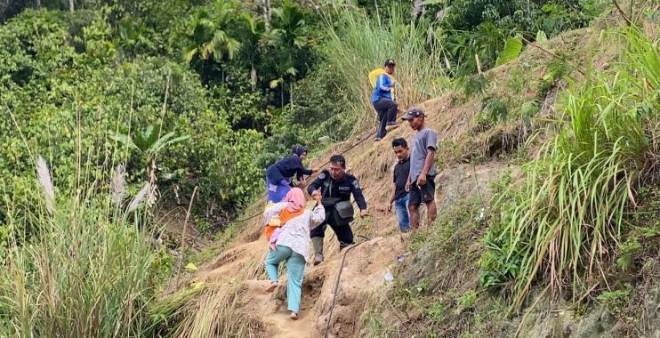 Tidak Hanya di Balik Layar, Kasubsi Penmas Polres Aceh Tenggara Turun Langsung Bantu Warga