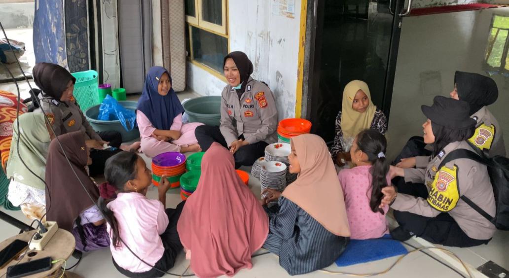 Srikandi Polres Aceh Tenggara Hadirkan Keceriaan, Ajak Anak-Anak Bernyanyi Pasca Banjir di Simpur Jaya