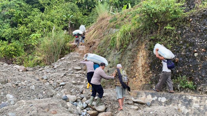 Hampir Tiga Pekan Akses Jalan Putus Total, Warga Desa Lawe Kelabu Terpaksa Mendaki Gunung, Polres Aceh Tenggara Hadir Membantu