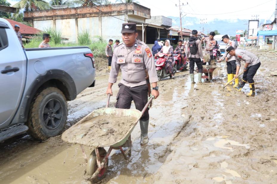 Gerak Cepat Polres Aceh Tenggara, Kapolres Aceh Tenggara Bersama Personel Kurve Bersihkan Lumpur Sisa Banjir di Bambel
