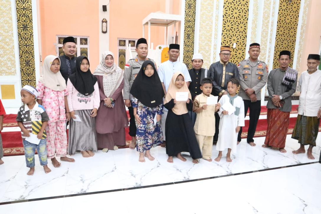 Kapolres Aceh Tenggara Serahkan Santunan Anak Yatim di Safari Ramadan Masjid Nurul Iman Titimas