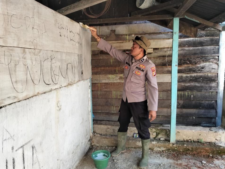 Personel Polres Aceh Tenggara Laksanakan Rehab Kamar Mandi Masjid dan Pembuatan MCK Pasca Banjir