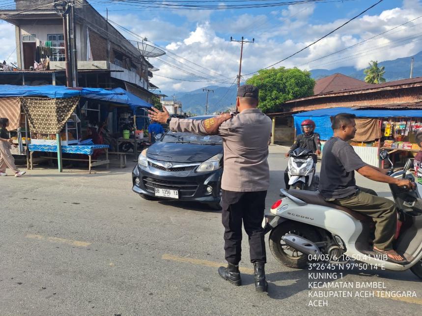 Polsek Bambel Laksanakan Pam dan Pengaturan Lalin di Pasar Tumpah Penjualan Takjil Desa Kuning I