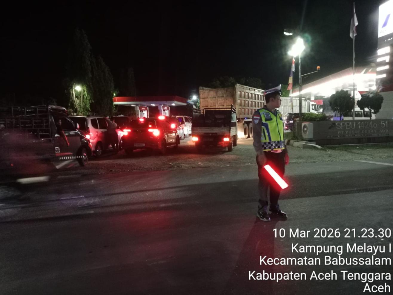 Satlantas Polres Aceh Tenggara Lakukan Pengaturan Arus Lalu Lintas di SPBU Kampung Melayu dan Lawe Kihing