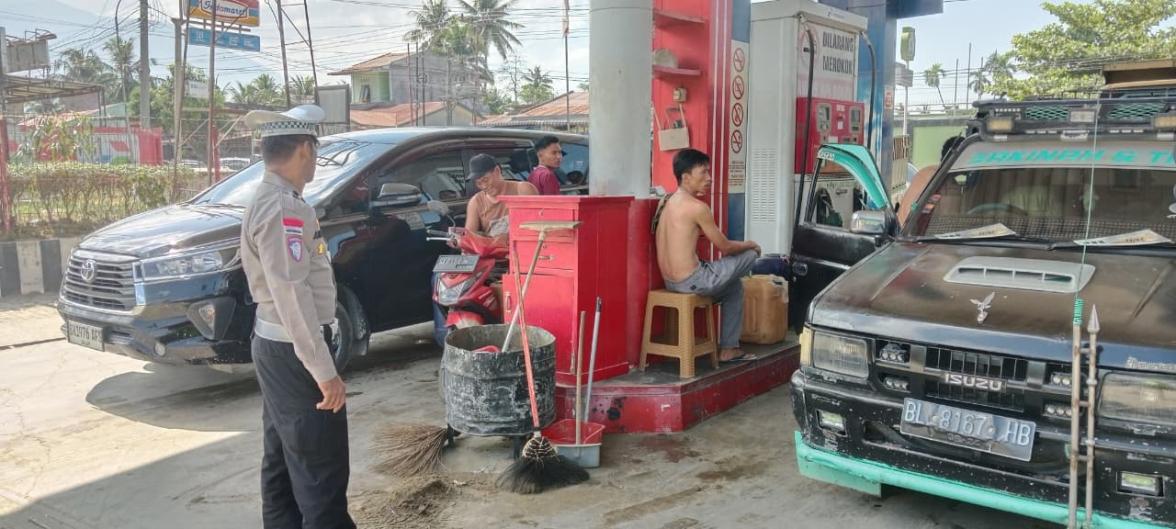 Sat Lantas Polres Aceh Tenggara Laksanakan Pengamanan dan Pengaturan Lalu Lintas di SPBU Kuning Bambel