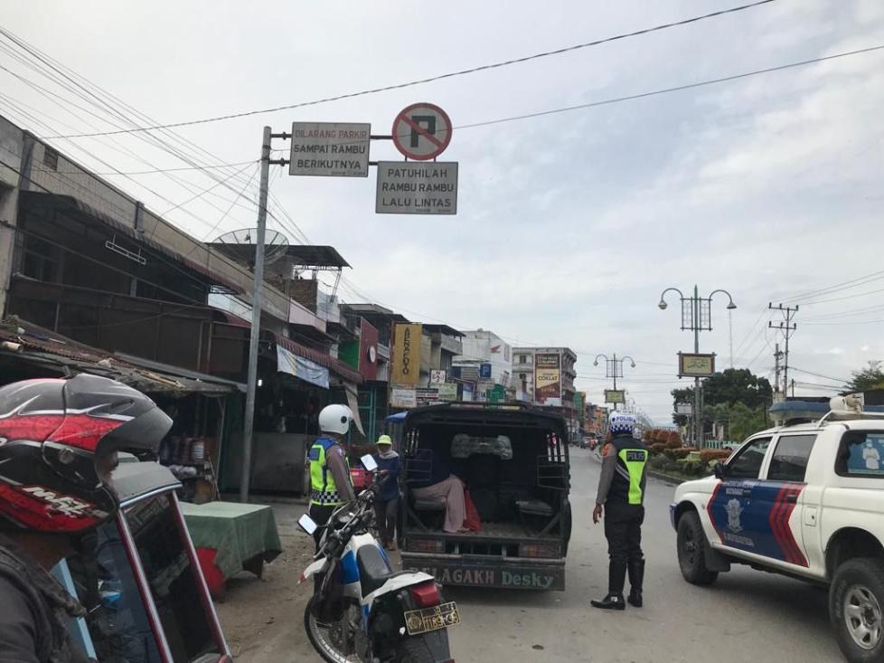 Satuan Lantas Polres Aceh Tenggara Tegur Tegas Mobil Angkutan Pakir Sembarangan
