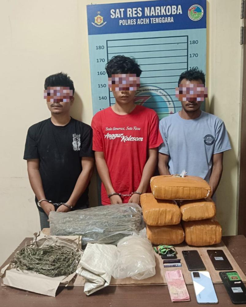 DIGEREBEK SAAT SANTAI DI RUMAH, 3 PRIA TAK BERKUTIK - SAT RESNARKOBA POLRES AGARA TEMUKAN GANJA BELASAN KILO