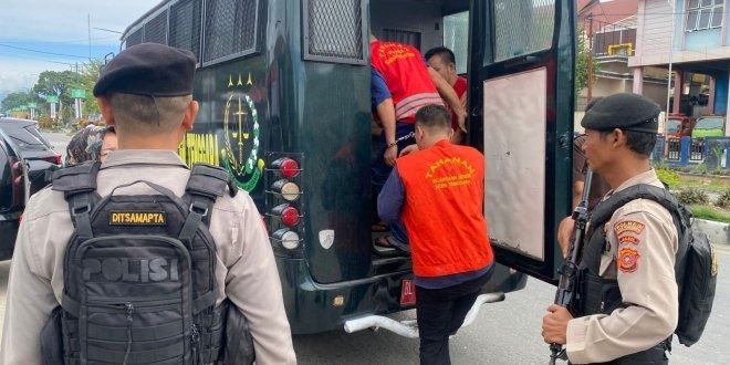 Sat Samapta Polres Aceh Tenggara Laksanakan Pengawalan dan Pengamanan Persidangan di Pengadilan Negeri Kutacane