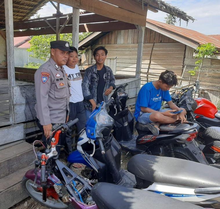 Personel Polsek Lawe Alas Lakukan Patroli dan Sambang Desa, Bhabinkamtibmas Sampaikan Pesan Kamtibmas kepada Pemuda Desa