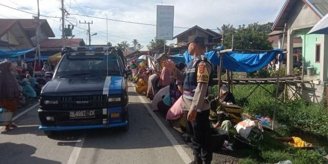 Personel Polsek Darul Hasanah Berikan Pelayanan Pengamanan dan Atur Lalu Lintas di Simpang 4 Tanjung 