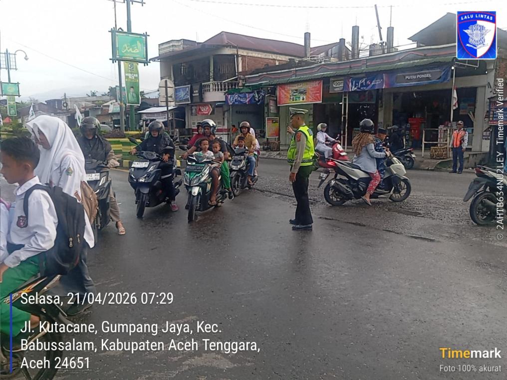Sat Lantas Polres Aceh Tenggara Laksanakan Strong Point Pagi di Depan SMA Negeri 1 Kutacane