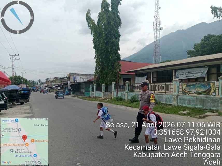 Polsek Lawe Sigala-gala Bantu Penyeberangan Siswa SDN 1 dan SMAN 1 di Desa Lawe Pekhidinen