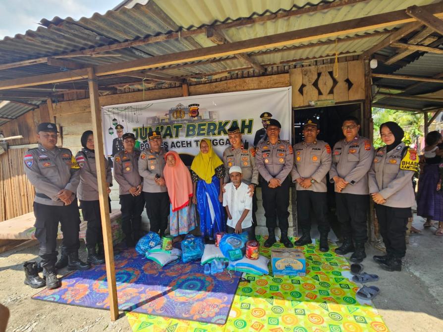 Sentuhan Jumat Berkah, Kapolres Aceh Tenggara Hadir Ringankan Duka Korban Kebakaran