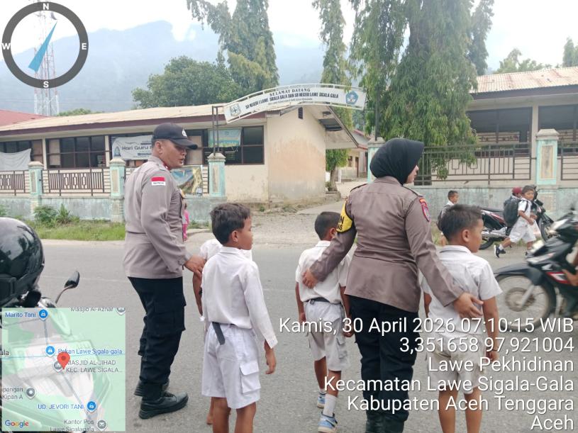 Polsek Lawe Sigala-gala Laksanakan Strong Point di Depan Sekolah, Bantu Siswa Menyeberang Jalan
