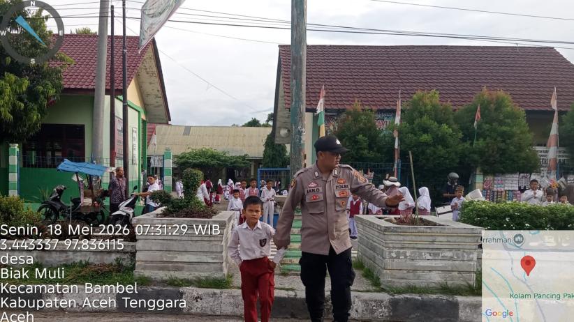 Peduli Keselamatan Anak, Personel Polsek Bambel Bantu Siswa SD Menyeberang Jalan Menuju Sekolah