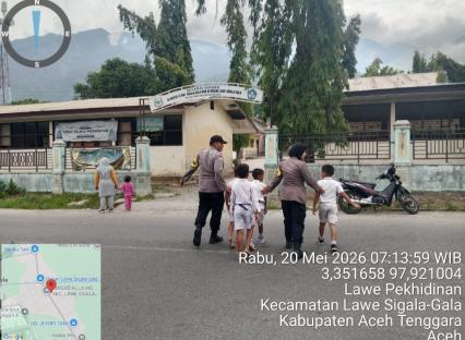 Polsek Lawe Sigala-gala Gelar Strong Point, Bantu Anak Sekolah Seberang Jalan Demi Keselamatan
