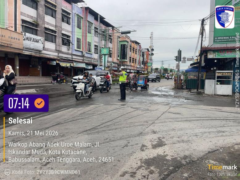 Satlantas Polres Aceh Tenggara Rutin Atur Lalu Lintas di Persimpangan Kota Kutacane Setiap Pagi