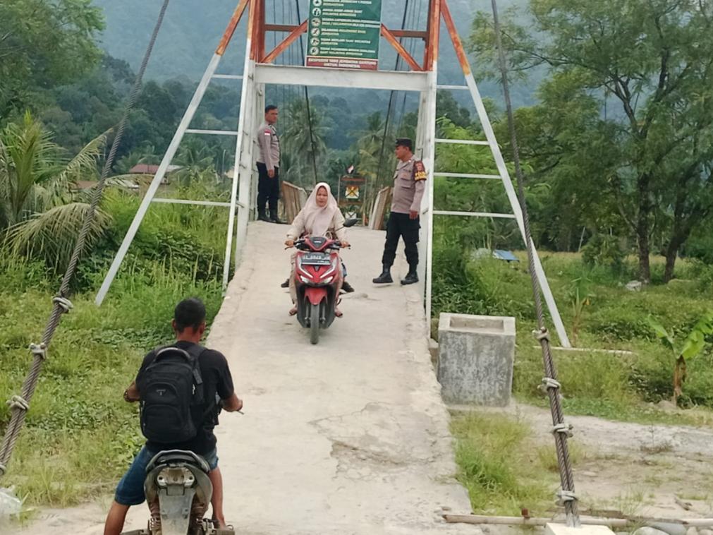 Tak Sekadar Memantau, Polsek Darul Hasanah Dampingi Warga Melintasi Jalur Darurat