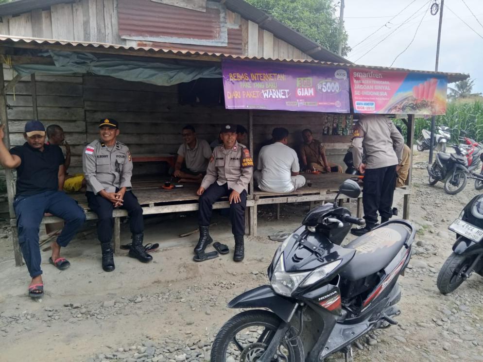 Kapolsek Babussalam Ngopi Bareng Warga Desa Kutarih, Serap Aspirasi dan Cari Solusi Bersama Atas Berbagai Permasalahan