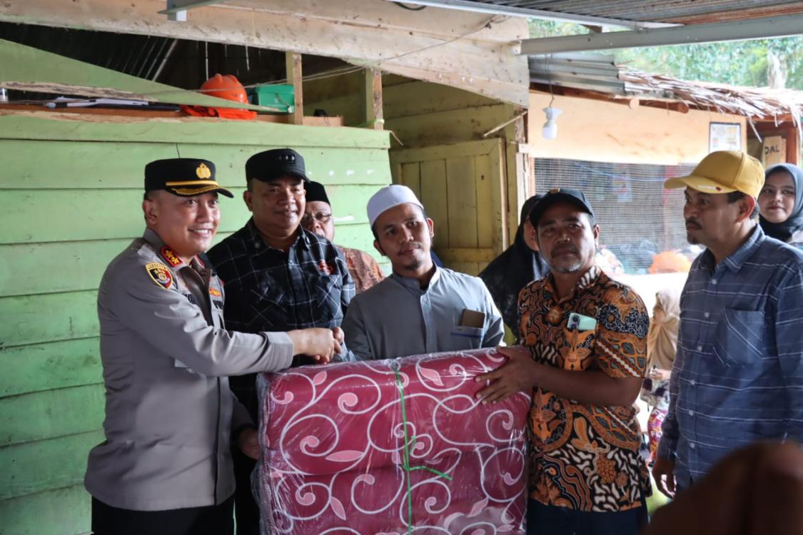 Pasca Kebakaran Ponpes Darul Mukhlasin, Kapolres dan Bupati Aceh Tenggara Turun Langsung Salurkan Bantuan