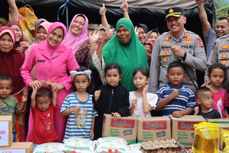 Bersama Bhayangkari, Kapolres Aceh Tenggara Ulurkan Kepedulian Kepada Masyarakat Terdampak Banjir