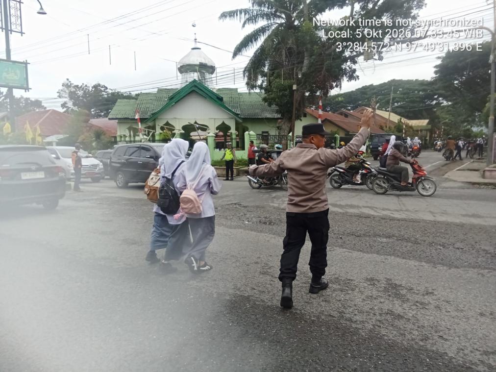 Polres Aceh Tenggara Hadir, Jaga Keselamatan Pelajar di Pagi Hari