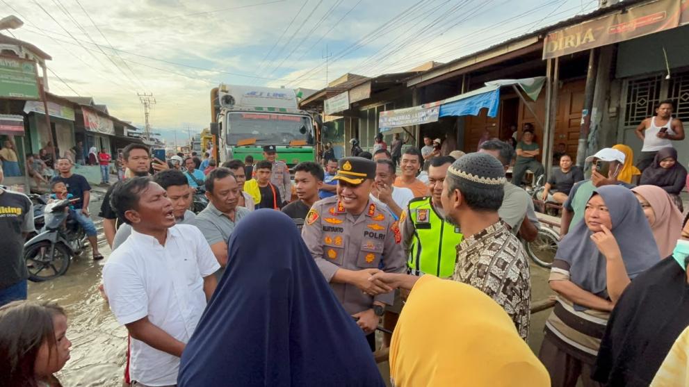Banjir Picu Pemblokadean Jalan, Kapolres Agara Turun Langsung Redam Ketegangan Warga di Tengah Banjir Desa Kuning I
